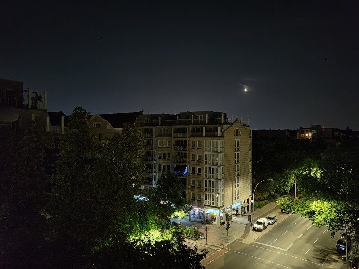 Das Nothing Phone (1) hat einen Nachtmodus, der sich sowohl mit der Hauptkamera ...